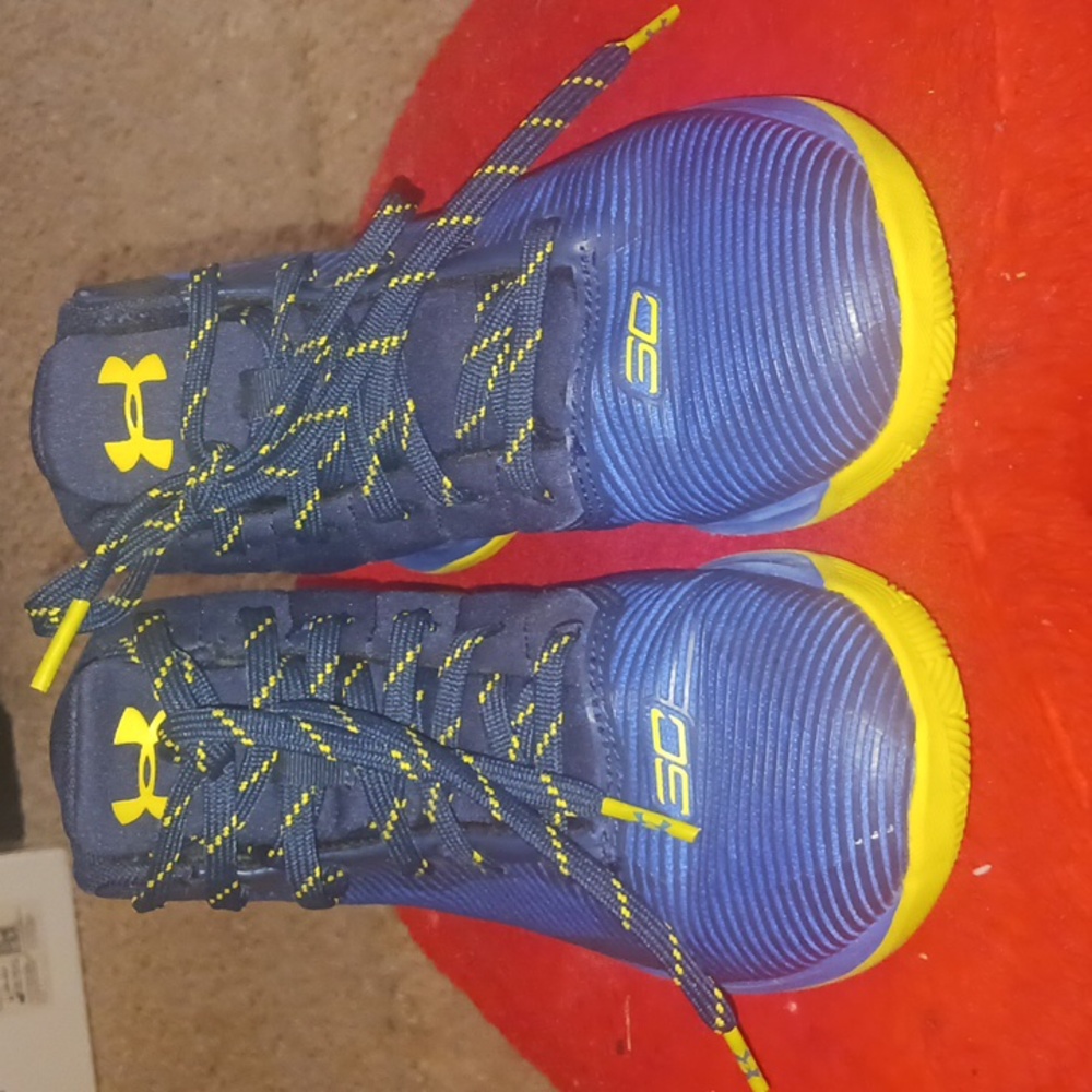 Under Armor gym shoes size 3